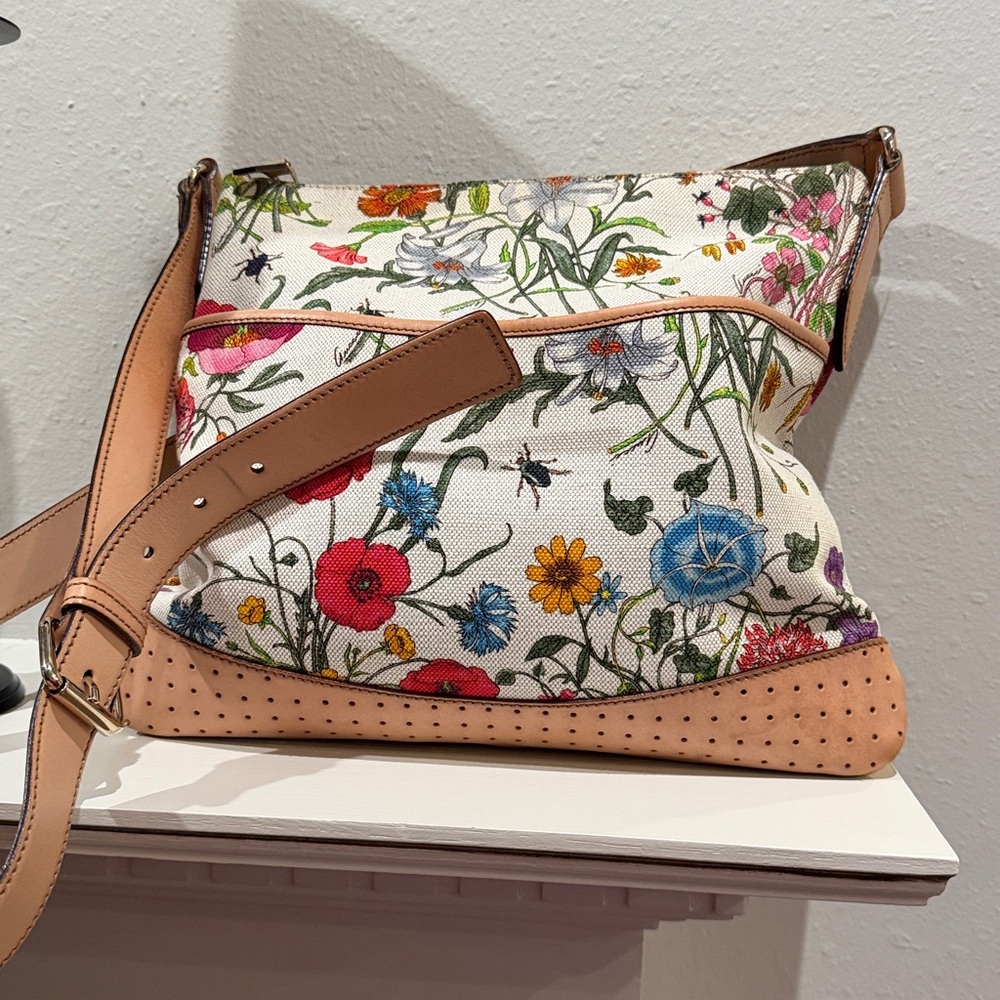 Gucci Floral EUC Canvas messenger Bag - Picture 2 of 3
